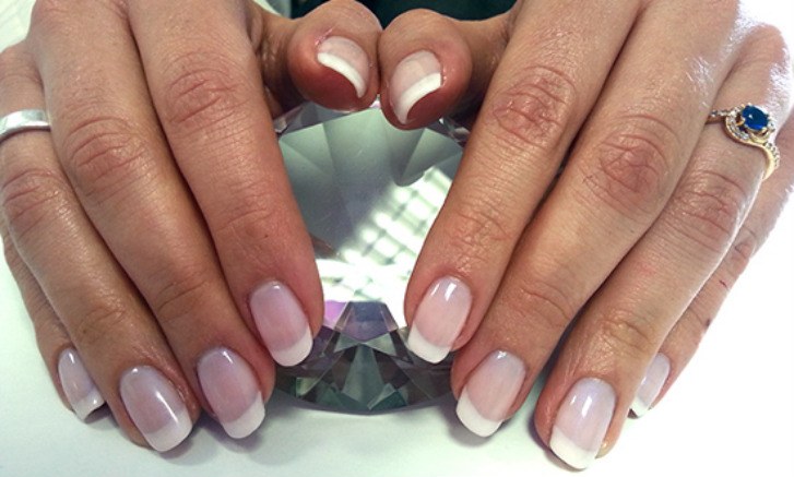 Gepflegte Hände mit French-Nageldesign