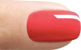 Rot lackierter Fingernagel