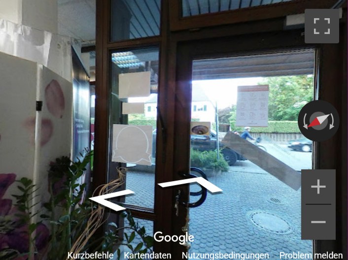 Blick vom Studio-Eingang nach draußen (Google Street View)